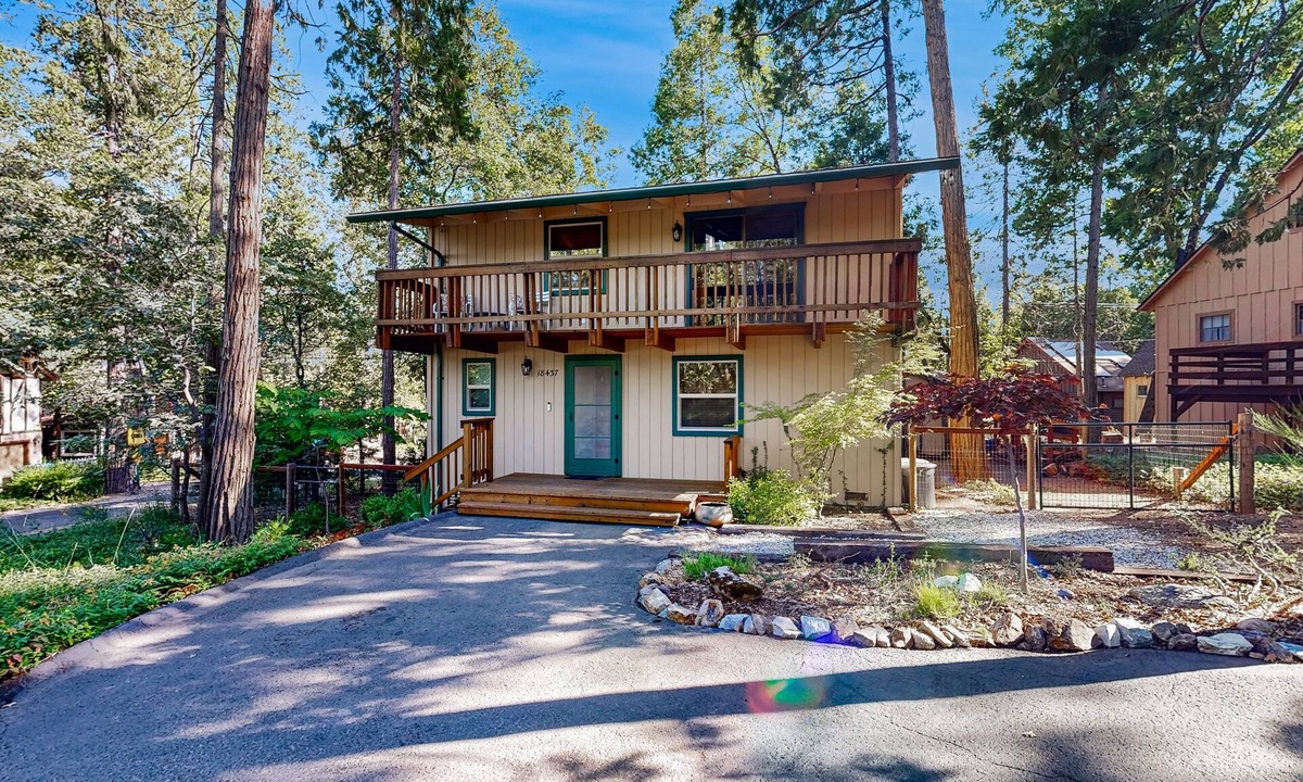 Twain Harte Cabin | Cozy home with wood burning fireplace, spacious deck, and BBQ