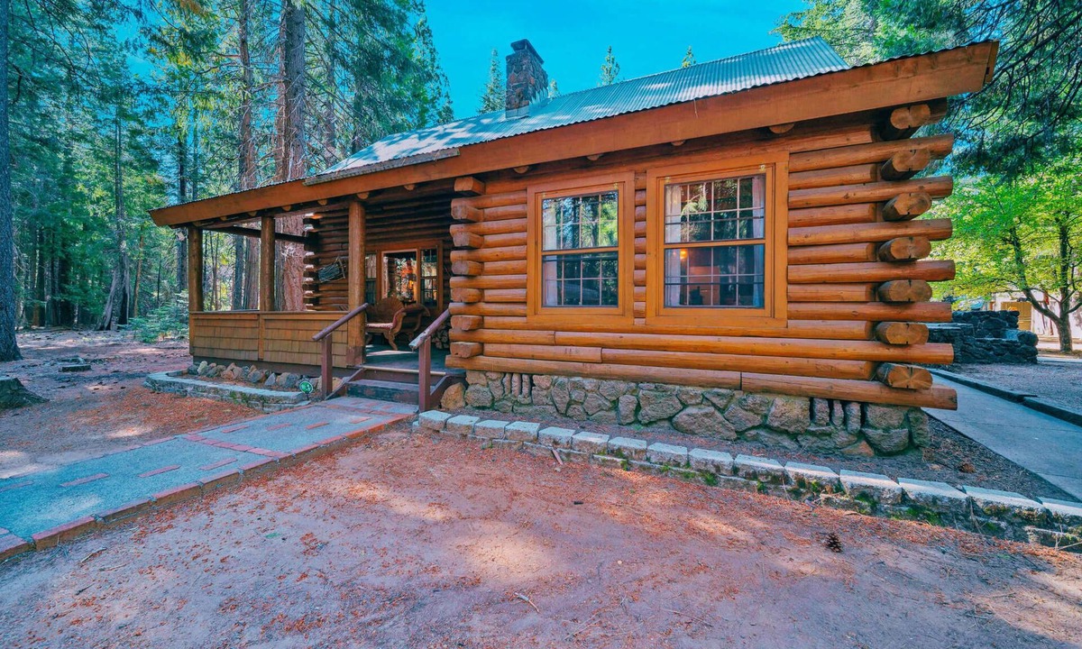 Shingletown Cabin | Cozy Log Cabin w/Hot Tub | Lassen Forest Retreat