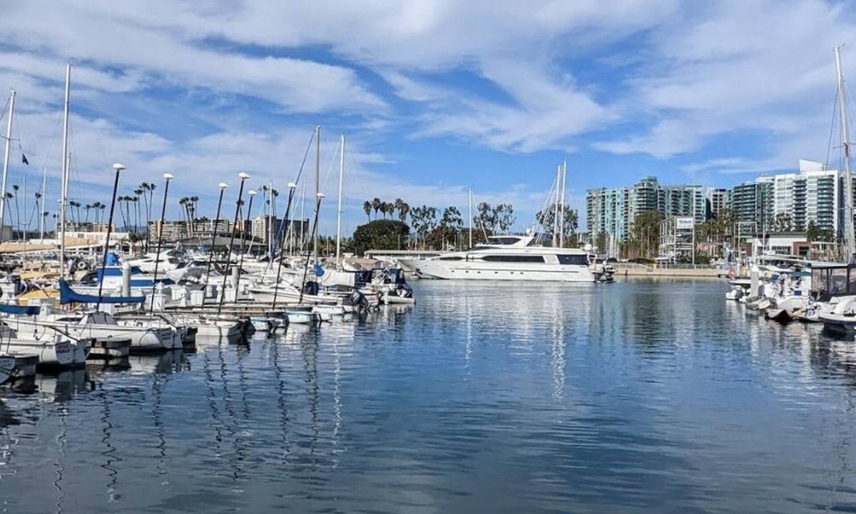 Marina del Rey Apartment | Cozy master bedroom in gorgeous Marina del Rey close to the ocean and the beach