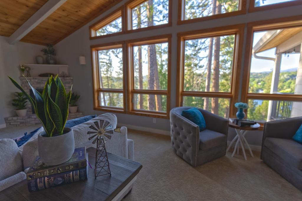 Groveland Villa | Cozy mountain retreat with lake views near Yosemite