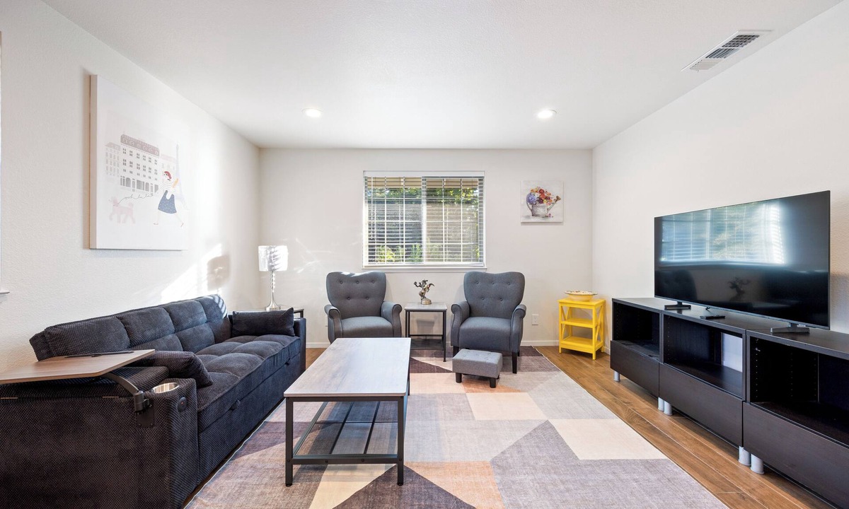 Southeastern Sacramento House | Cozy Nest, Across the street. From UC Davis Medical Center, Sacramento CA