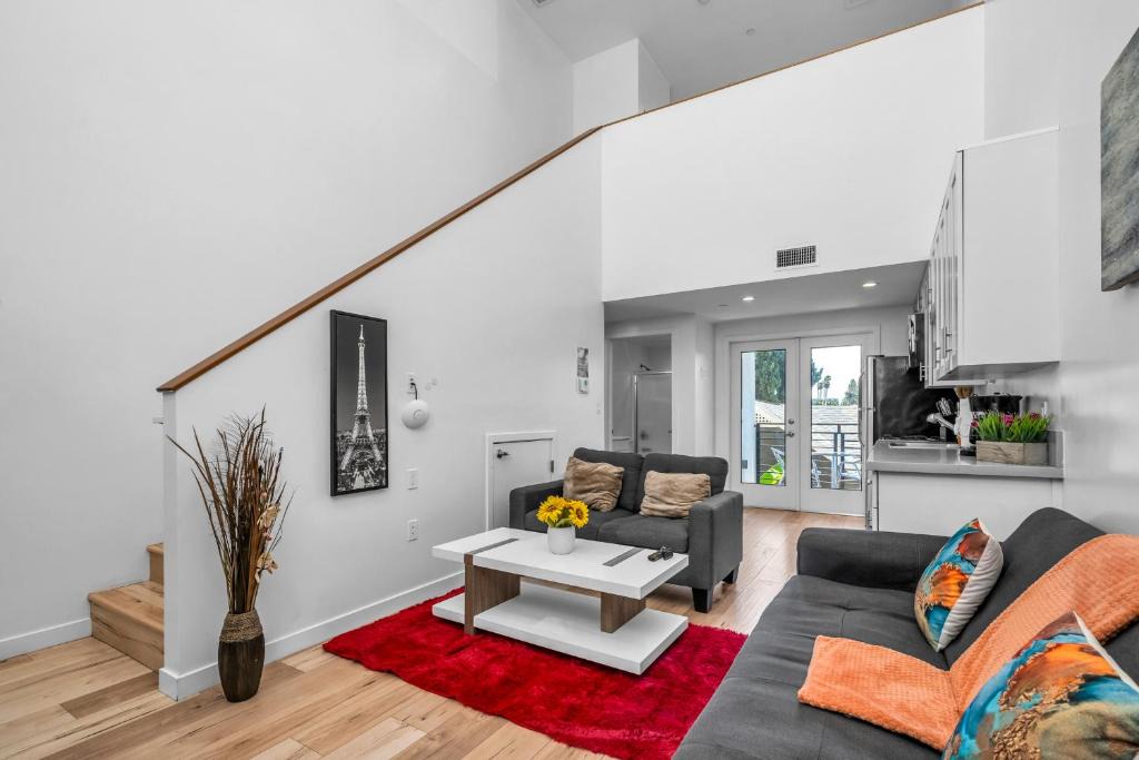 Wilshire Apartment | Cozy Oasis near Griffith Observatory
