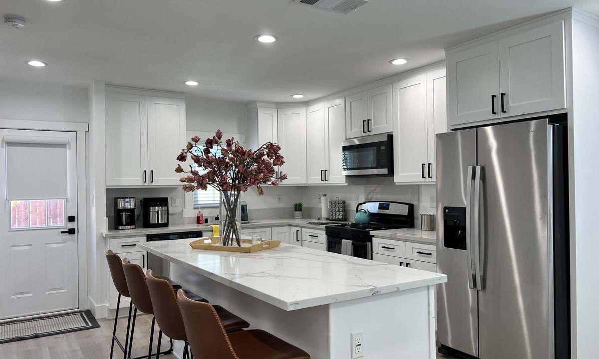 Fullerton House | Cozy Remodeled Home - 3 Beds 2.5 Bath - 10 Min to Disney