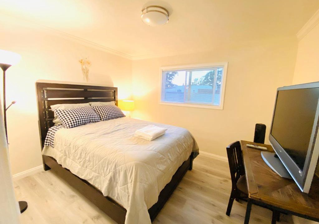 Ontario House | Cozy Room Close To Airport