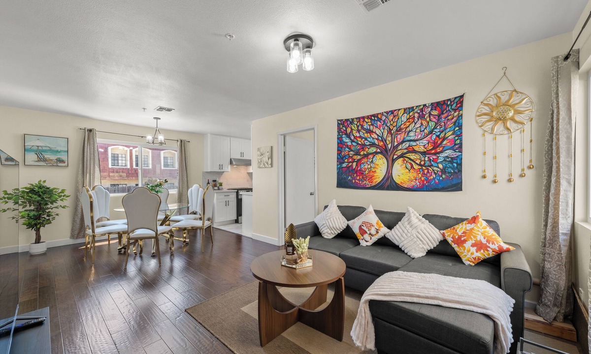 Alhambra Condo | Cozy&Stylish DT Alhambra Living Walk to Starbucks, Dining &Nightlife places