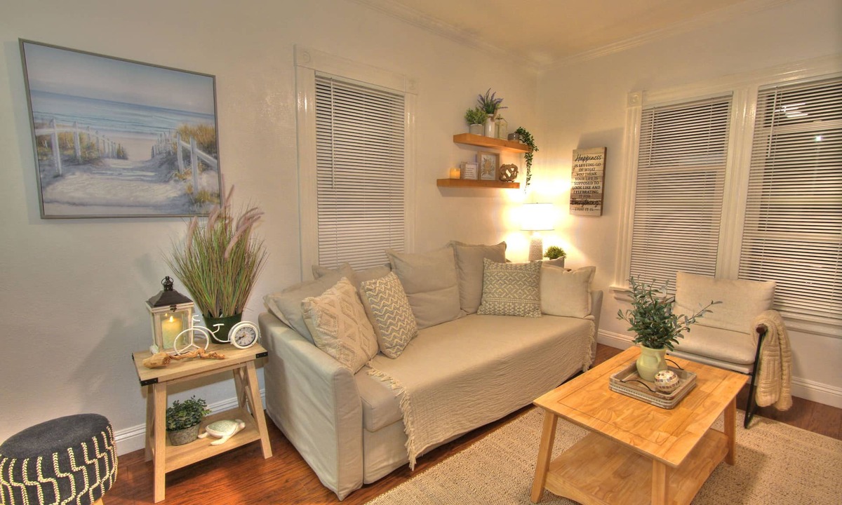 Whittier Apartment | Cozy Uptown Whittier Sleeps 4 , 25 mins. to Disneyland