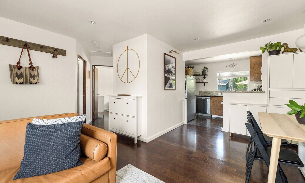 Eagle Rock House | Cozy Walkable Family Stay in Eagle Rock By Occidental & York