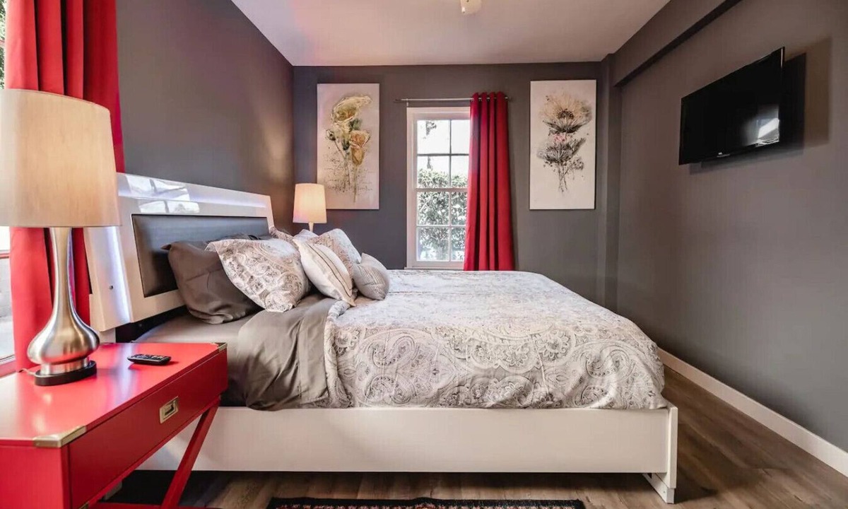 NoHo Arts District House | CUTE AND COZY 1-BEDROOM HOME IN NOHO ARTS DISTRICT (p21)