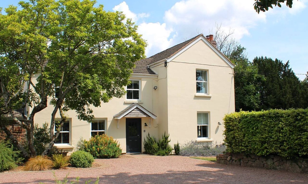 Lydney Cottage | Deer Park Farmhouse - on the lydney park estate that sleeps 6 guests in 3 bedrooms