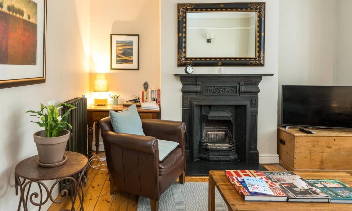 Barnes Apartment | Delightful 1BD Flat in the Heart of Barnes Village