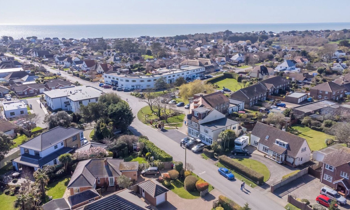 Kingston House | Delightful 2 Bedroom Seaside house with Garden - The perfect seaside escape.