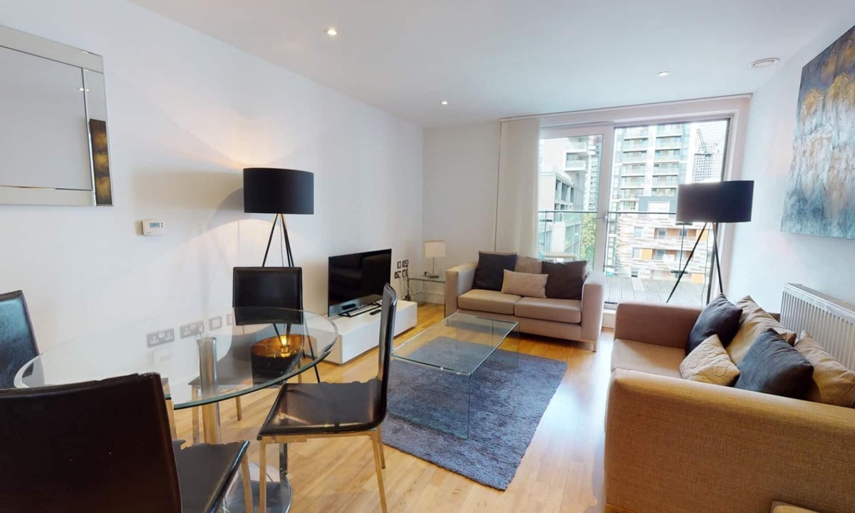 Isle of Dogs Apartment | Deluxe Two Bed Apartment w Balcony in Canary Wharf