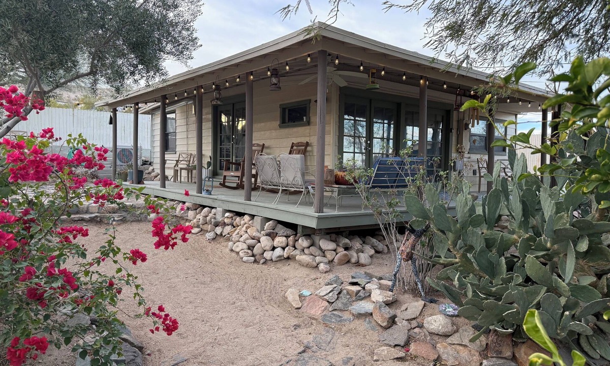 Twentynine Palms House | Desert Oasis-Hot Tub-Romantic Getaway-Writer's/Artist's studio-7 min from JTNP