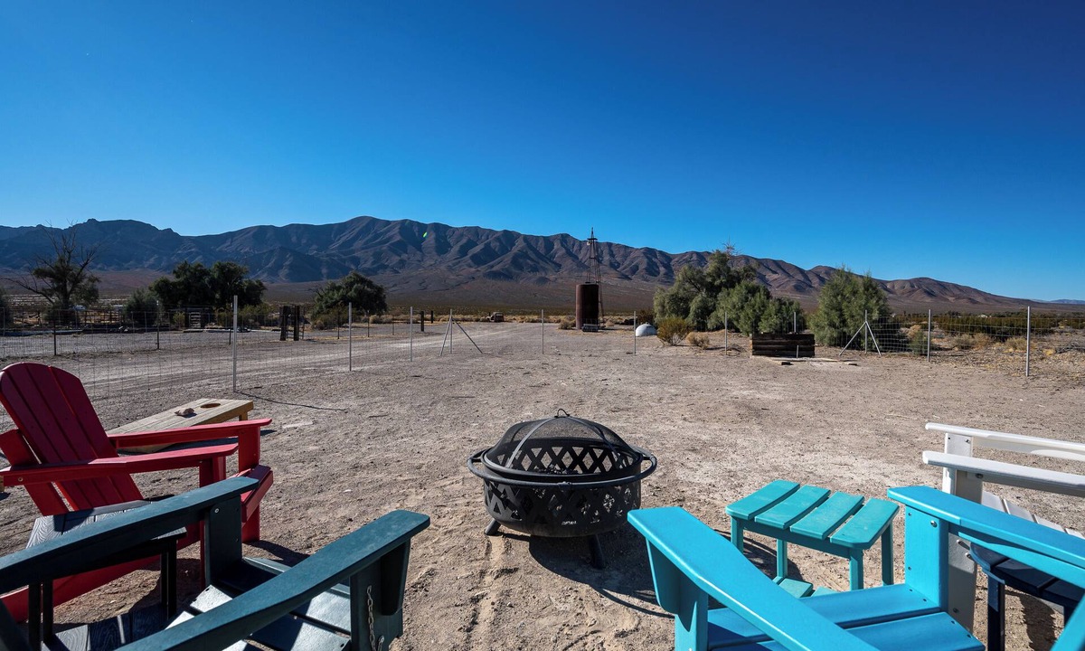 Mojave Desert House | Desert Retreat-Charming 2-bedroom house with a View