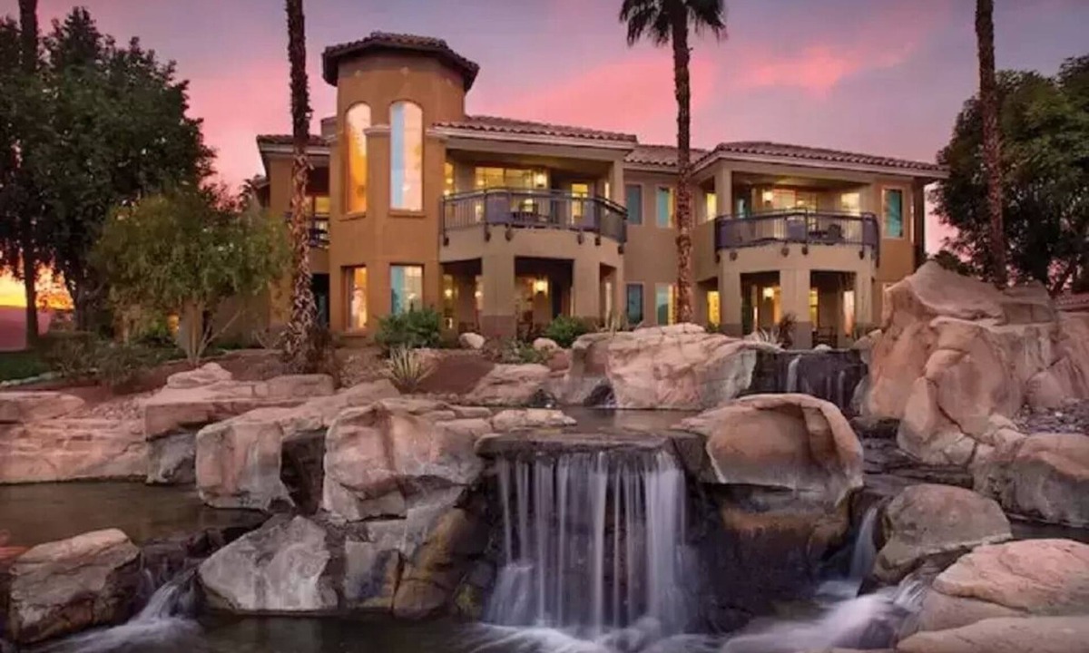 Palm Desert Condo | Desert Springs Villas large bedroom with full kitchen