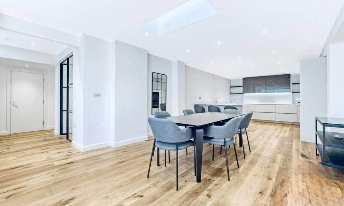 Tower Hamlets House | Detached Family Home with Free Parking