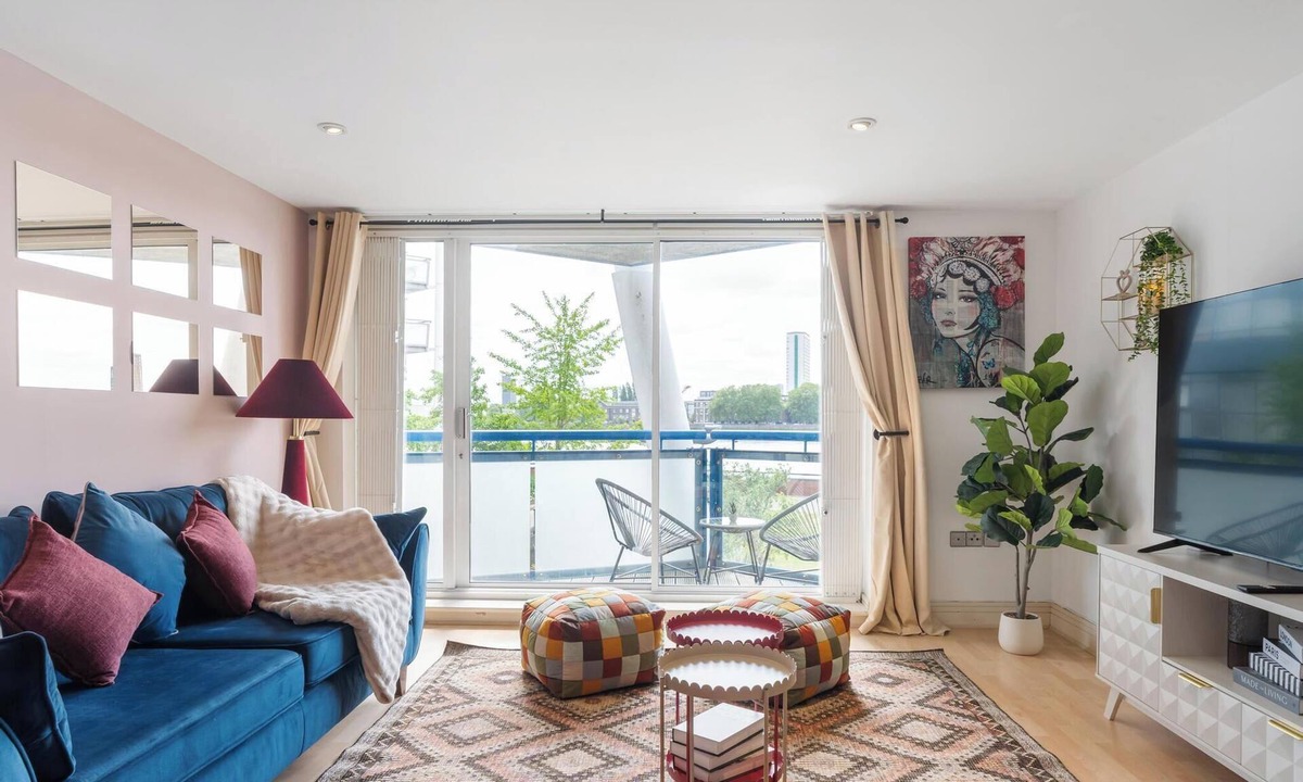 Island Gardens Apartment | Direct Thames River View Apartment with Balcony Suit Family of 4