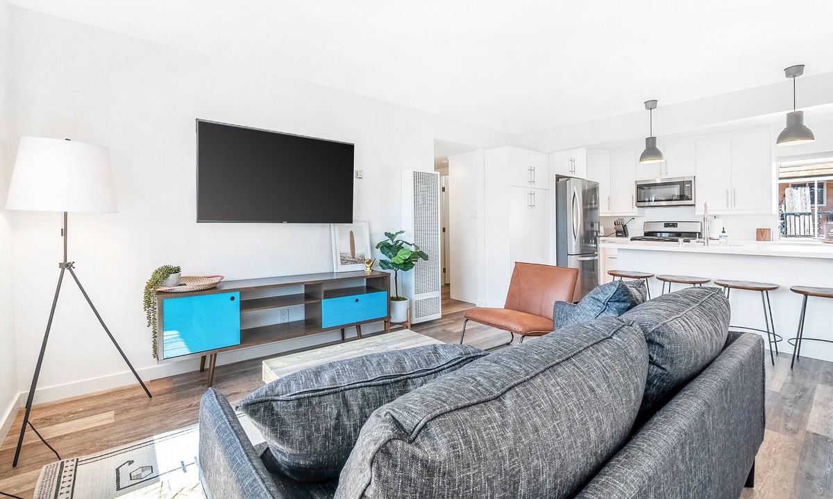 San Clemente House | Dog-friendly duplex with washer/dryer, two full kitchens, & large backyard