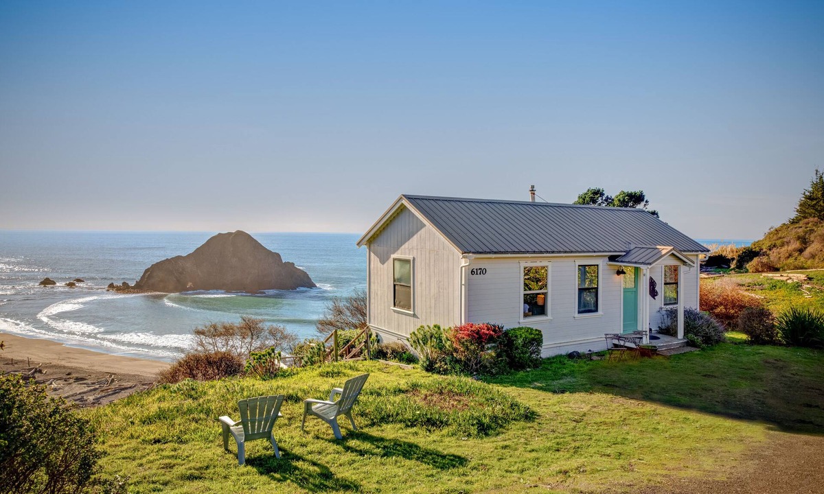 Elk House | Dog-friendly waterfront home with full kitchen & WiFi - near the beach