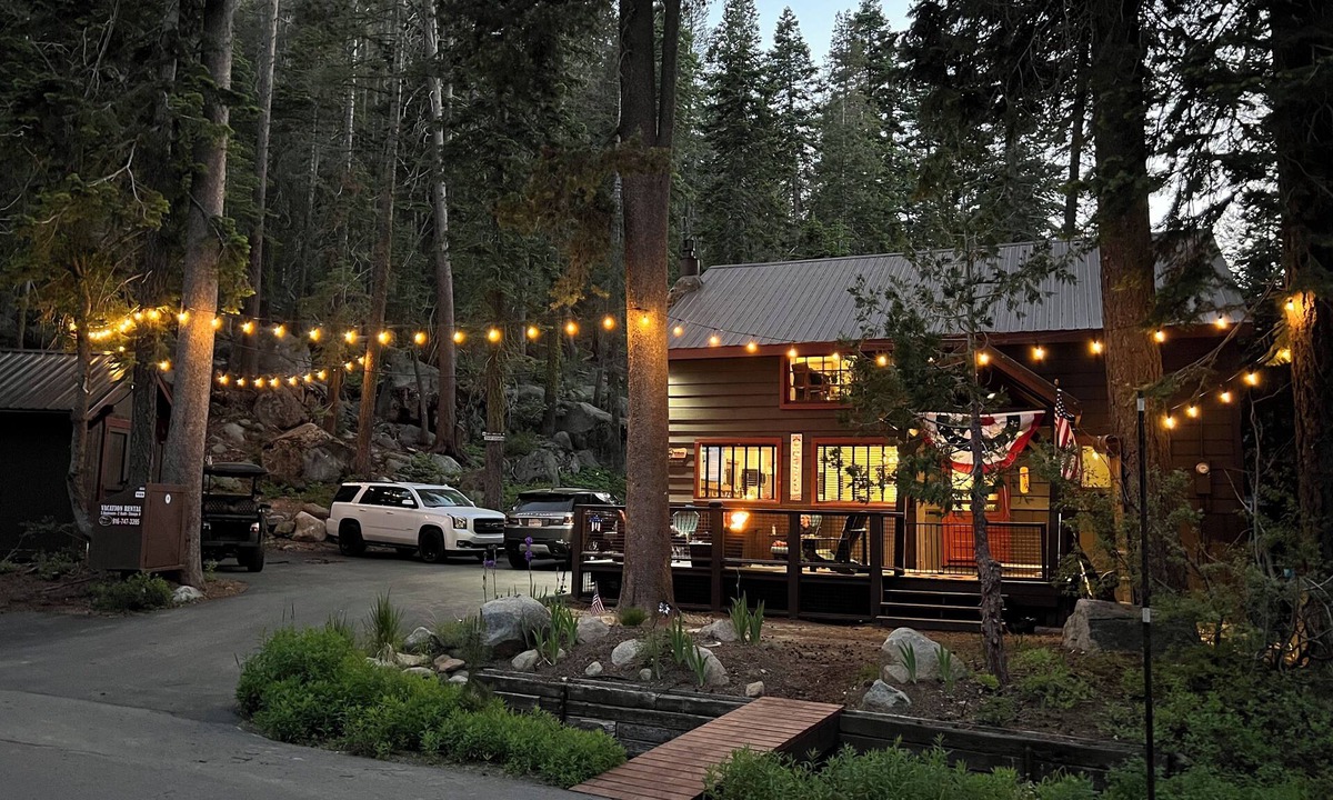 Donner Lake Woods Cabin | Donner Lake - Cozy 5 Bedroom Cabin - Walk to West End Beach