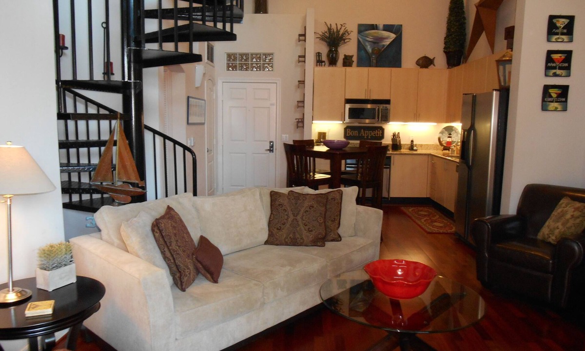 East Village Condo | Downtown, Gaslamp, Petco, Convention Center- Luxury 1 BR+Loft w/Deck