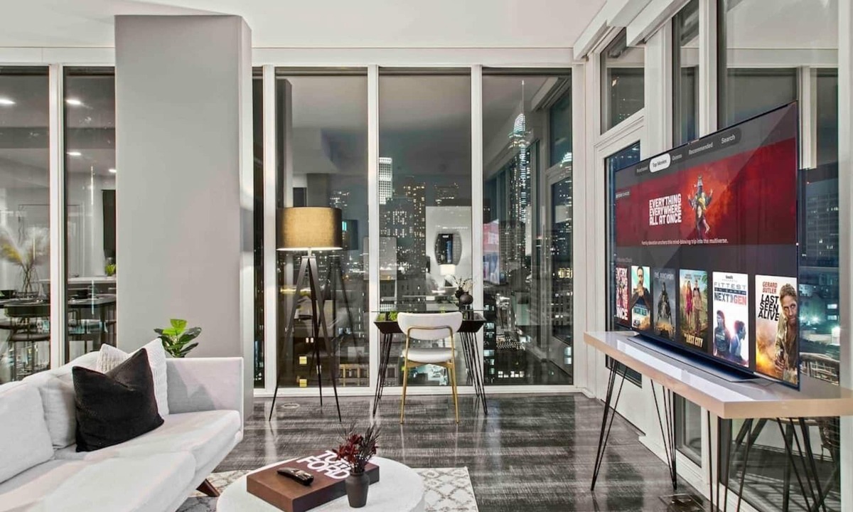 Vernon Apartment | Downtown LA - City View High-Rise