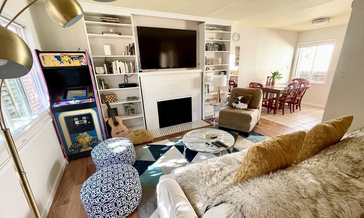 Fairfax House | Downtown on Dominga! STEPS to anywhere in Fairfax