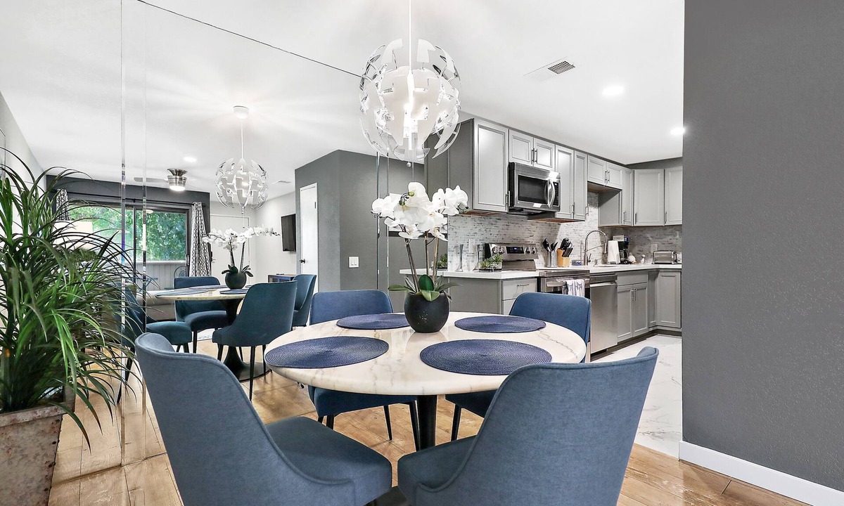 Racquet Club West Condo | DOWNTOWN Palm springs gated Hideaway!