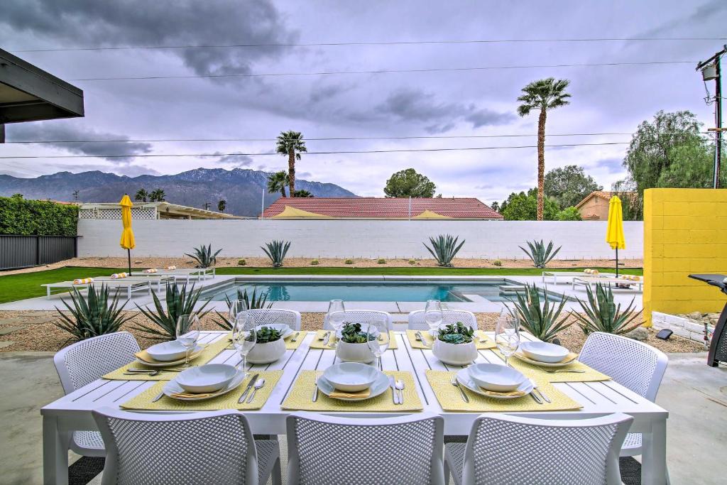 Palm Springs House | Dreamy Mid-Century Modern Pad with Pool, 3Mi to Dtwn