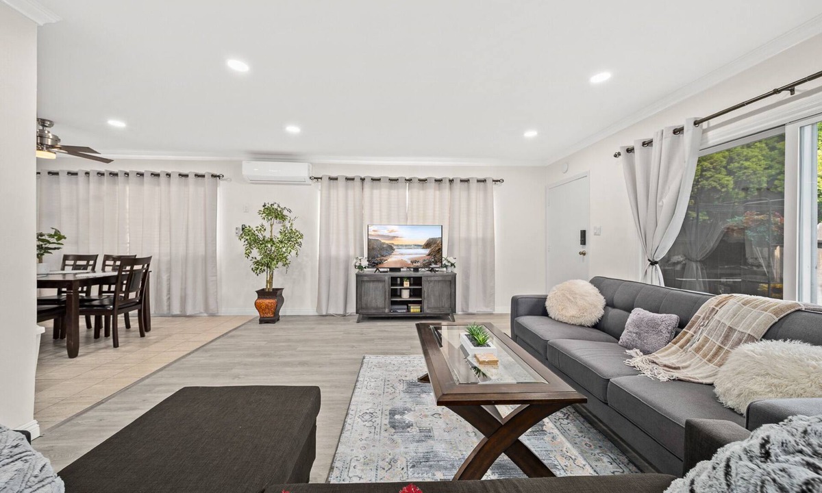 Alhambra House | Dreamy & Relaxing Gem ~ 12mins to DT LA ~ Backyard