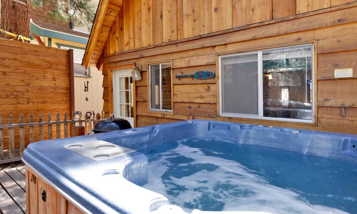 Upper Moonridge Cabin | Dusk to Dawn Moonridge Cottage w/Hot Tub
