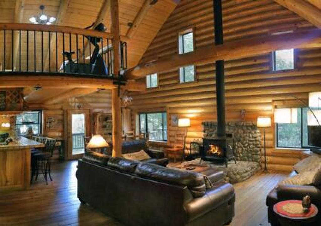 Idyllwild House | Eagles Nest - Natural Log Cabin with Guest House
