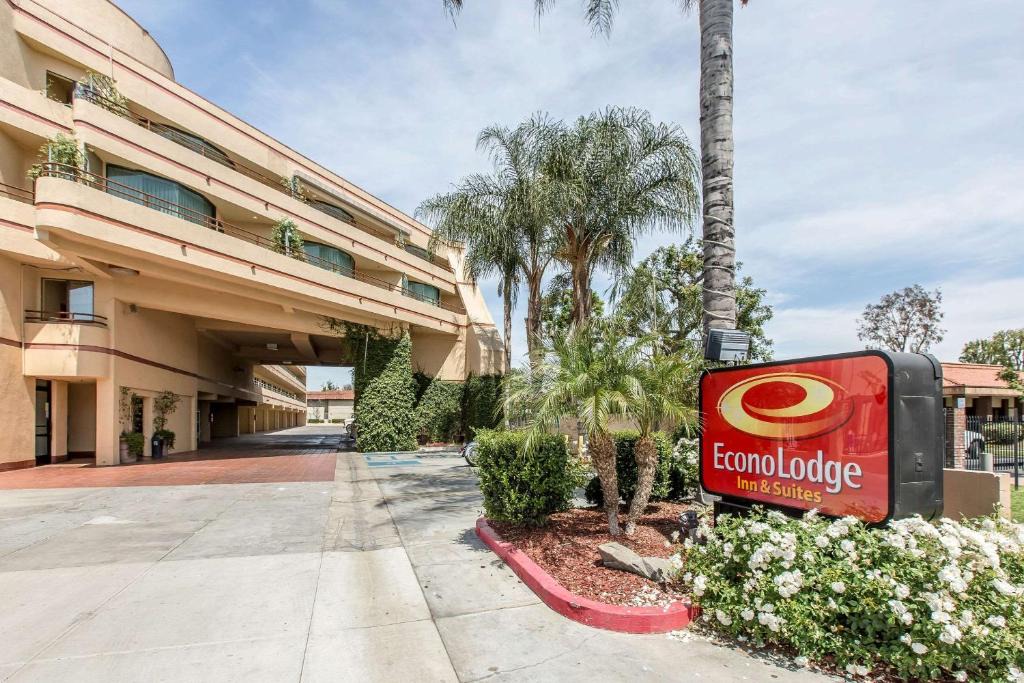 La Sierra Hotel | Econo Lodge Inn & Suites Riverside - Corona