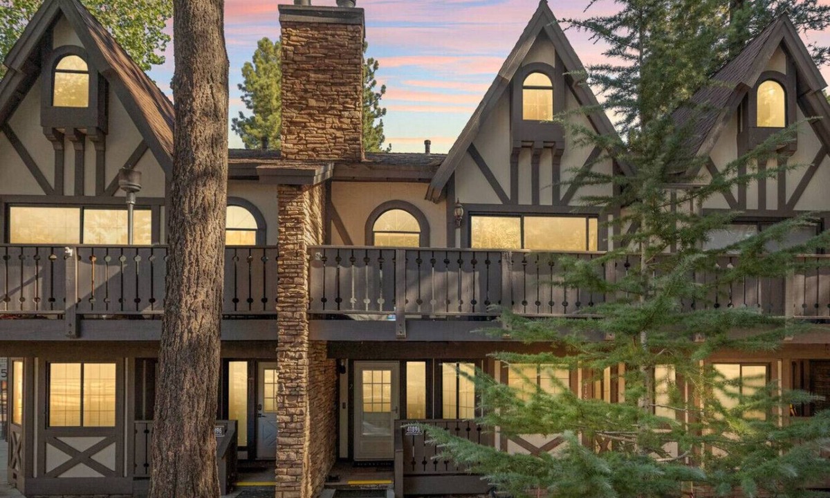 Summit Estates Apartment | Edge of the Run, Steps 2 Ski lift at Snow Summit!