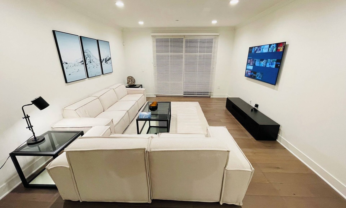 Beverly Grove Apartment | Elegant 3BR Apartment - Blackburn Ave, Beverly Hills