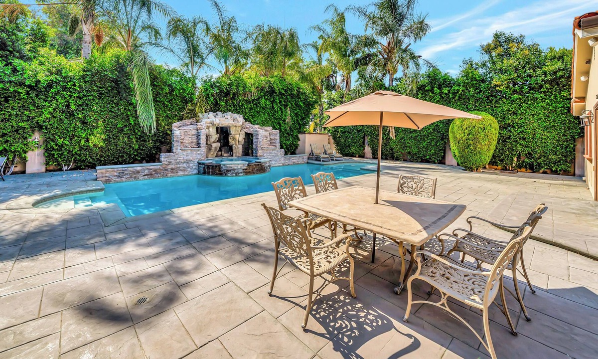 Tarzana House | Elegant 4BR Home w/Waterfall Pool, Spa & Fire Pit
