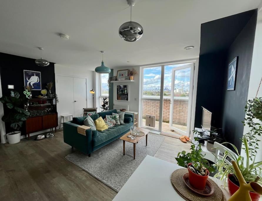 New Cross Apartment | Elegant Chic Living: 1 Bed In Vibrant London Area
