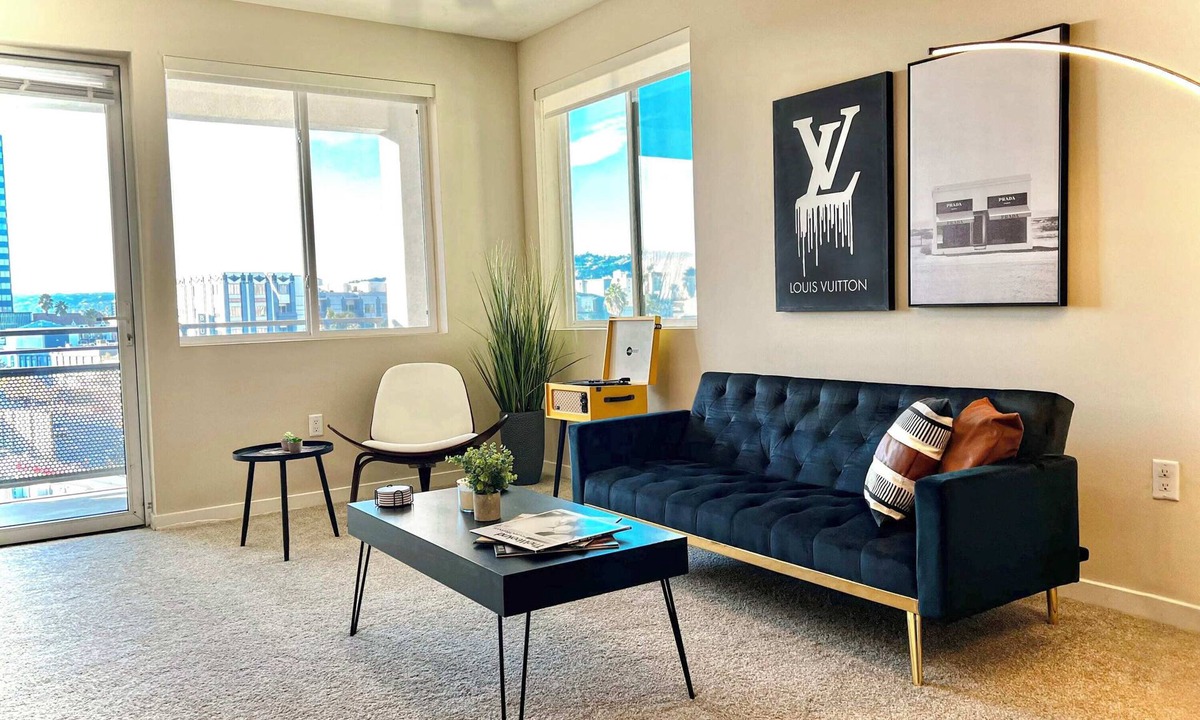 Beverly Hills Apartment | Elegant City Escape | Gym & Pool | 10mins to Cedar