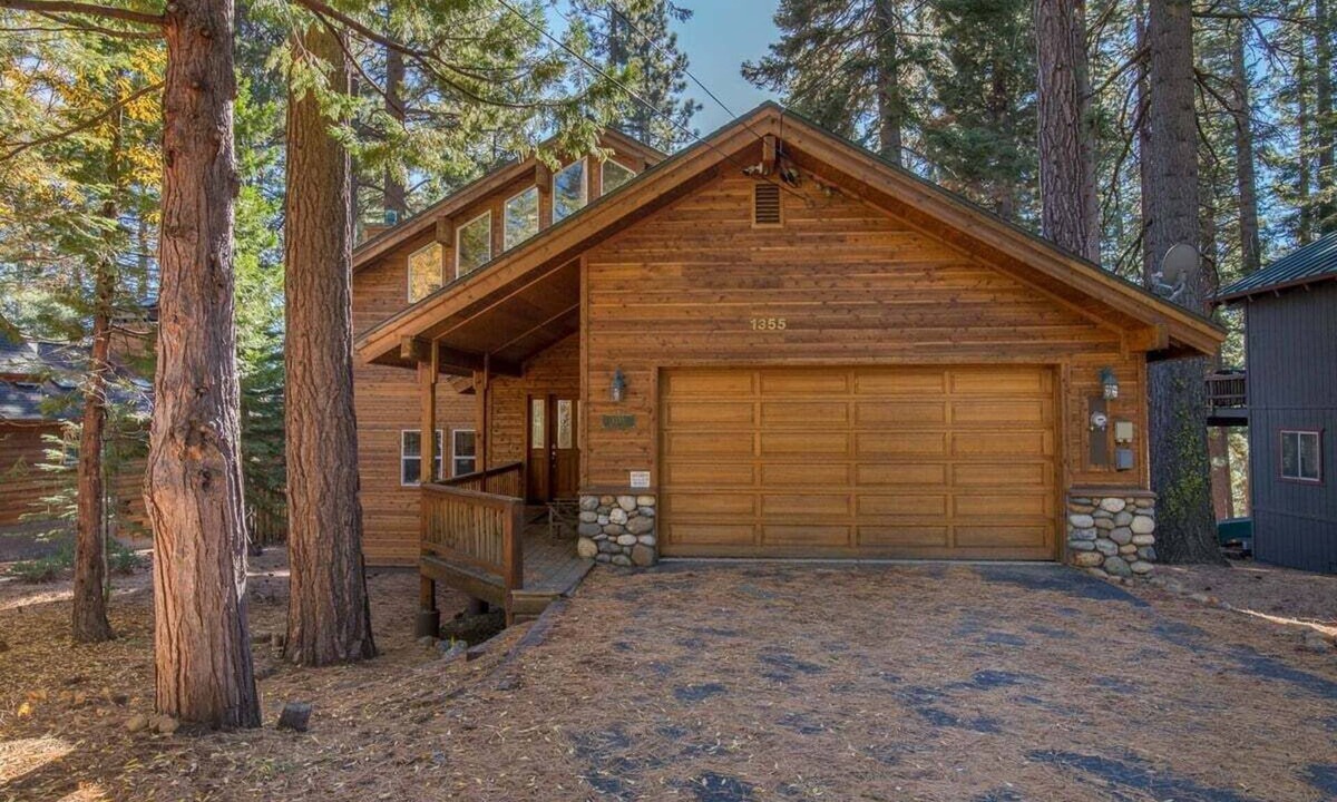 Tahoe Woods House | Elegant Getaway in Tahoe City Dog Friendly - Close to town