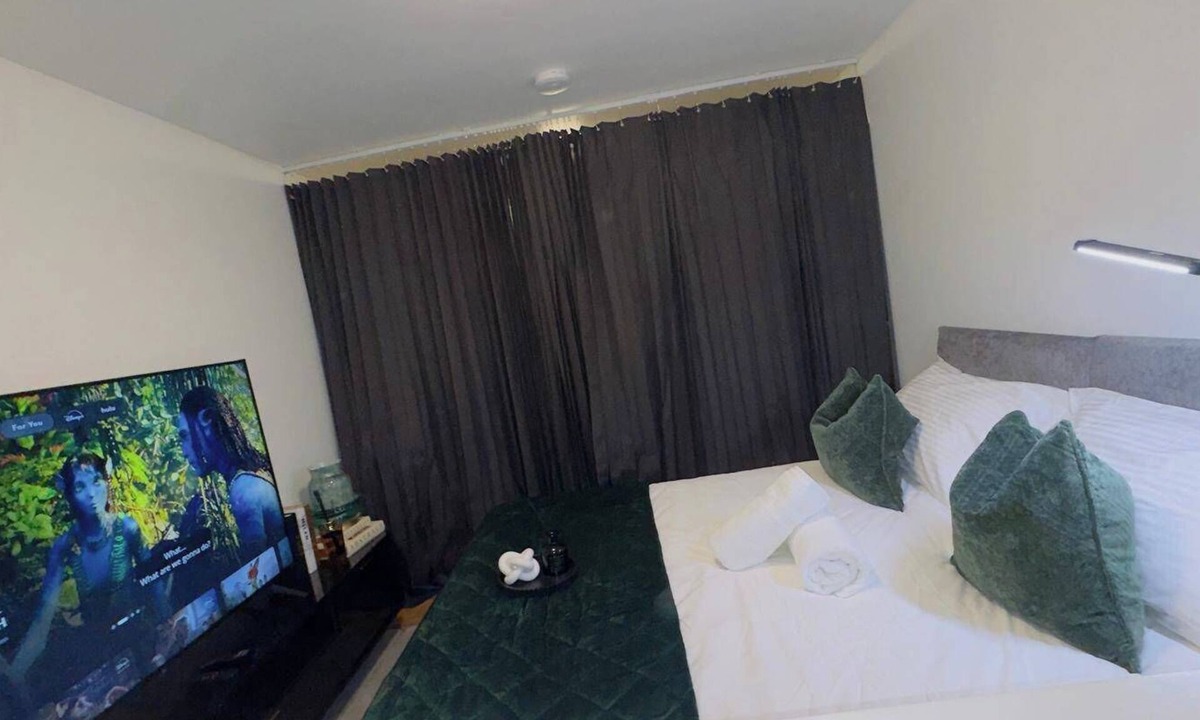 North End Apartment | Elizabeth Line - Parking - WiFi - Sleeps 4