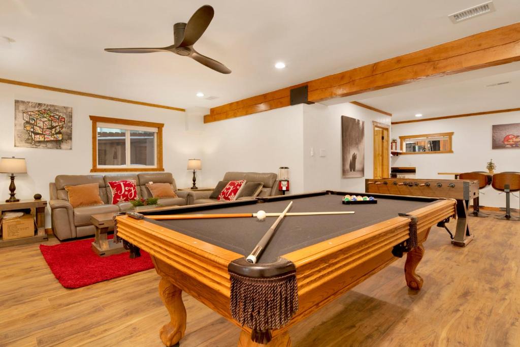 Big Bear Ski Chalet | Elmwood Place- Hot Tub- Packed Game Room