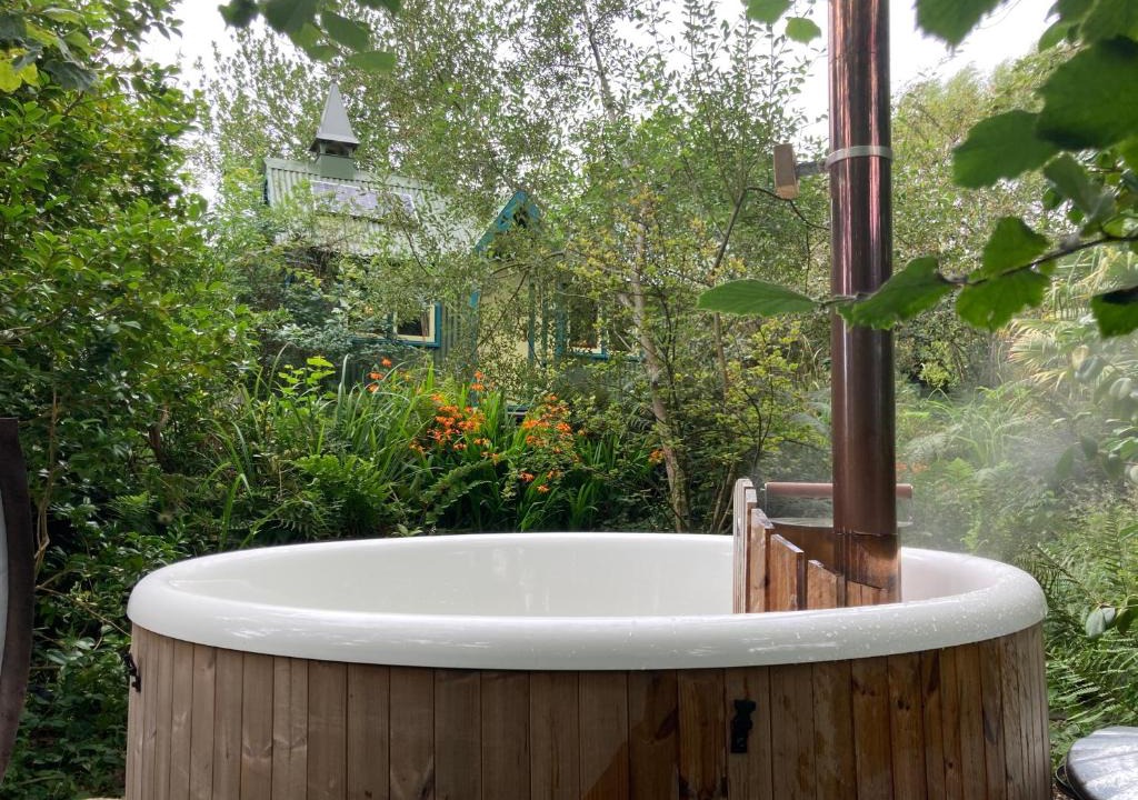 Bude Cabin | Enchanting Hand Painted Tabernacle with Hot Tub
