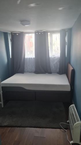 Raynes Park House | Ensuite Double room in a semi-detached House 13 minutes walk from Raynes Park train station and 40 minutes bus ride to Wimbledon