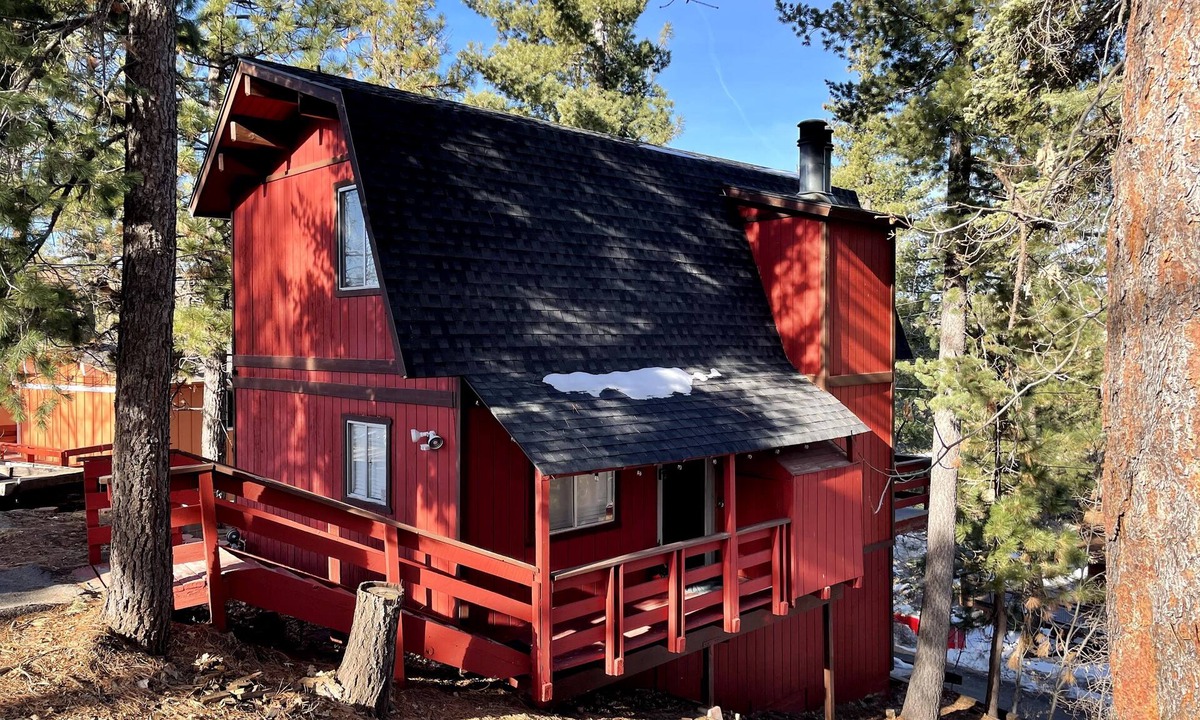 Arrowbear Lake Cabin | Entire Cabin! Cozy 2 bedroom that sleeps 6. Just minutes from Snow Valley!
