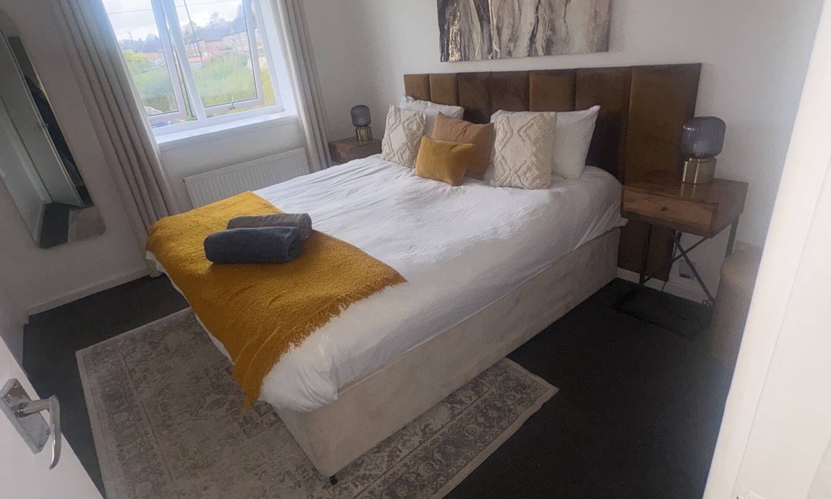 Mapperley House | Entire Cosy Home in Nottingham Carlton, free parking, convenient and chic!