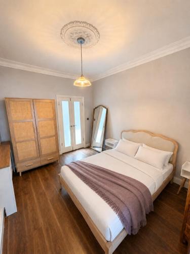 Grove Green Apartment | Entire Private Guest Suite in London