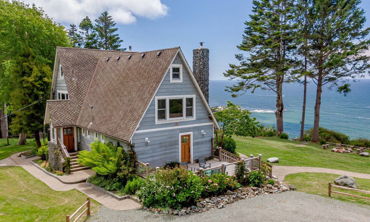 Trinidad House | Epic view on ocean bluff, pickleball, park-like yard, fast WiFi, Craftsman home