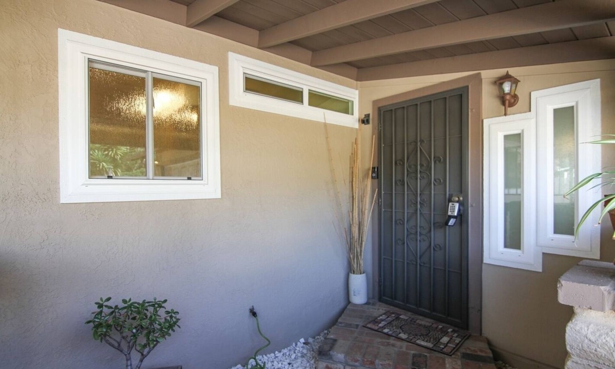 North Broadway House | Escondido's Gem! Sleeps 11! POOL INCLUDED