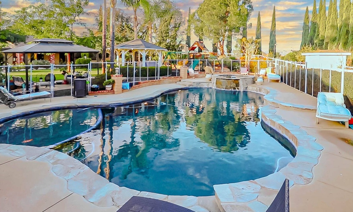 Simi Valley House | estate close to LA and famous beaches, salt pool + fruit trees + playground
