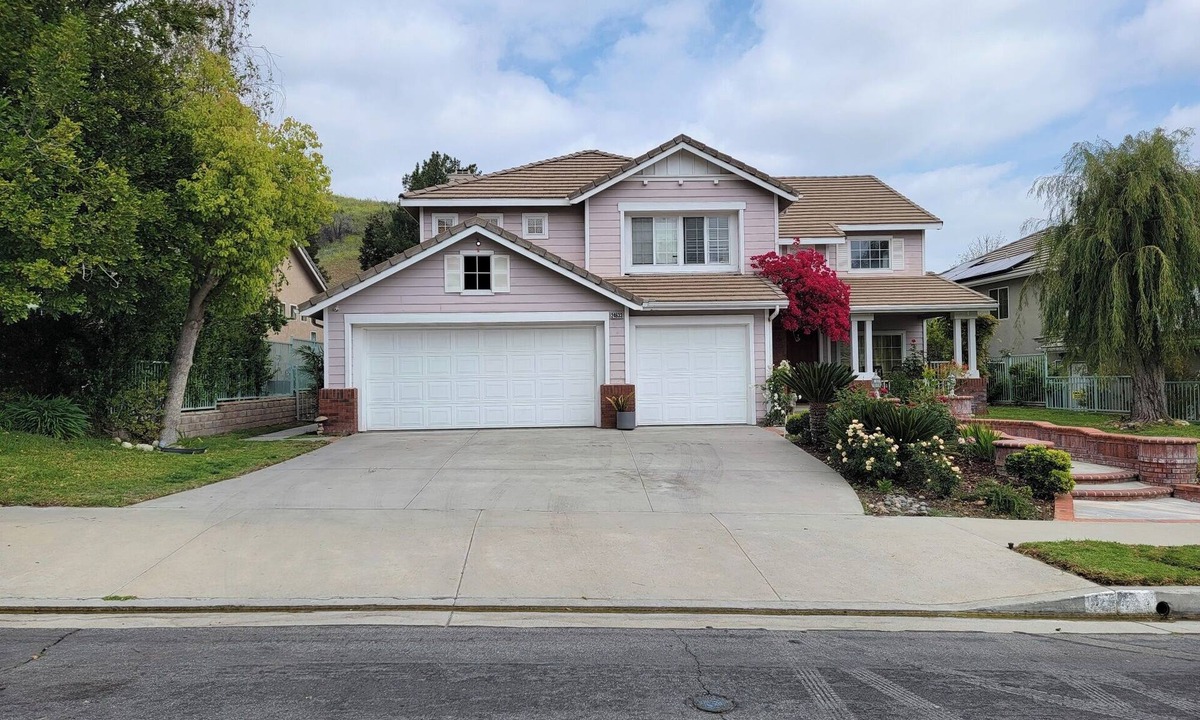 Canoga Park House | Executive Living, Scenic location 5+3 furnished; pool and entertainer's backyard